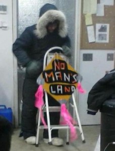 Martin Buser prepares the "No Man's Land" sign, photo by Annette Fee 