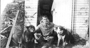 Ernest deKoven Leffingwell and dogs on Flaxman Island. Anglo-American Polar Expedition. Canning district, Northern Alaska region, Alaska. C. 1910. - ID. Leffingwell, E.K. 159 - lek00159  - U.S. Geological Survey - 